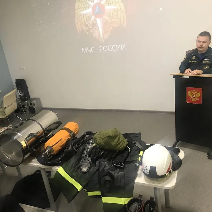 Встреча живого общения «России истинный герой» в рамках Недели первокурсника «Время читать» и профориентации молодежи Удомельского городского округа с майором внутренней службы Шакуровым Фанисом Фаридовичем